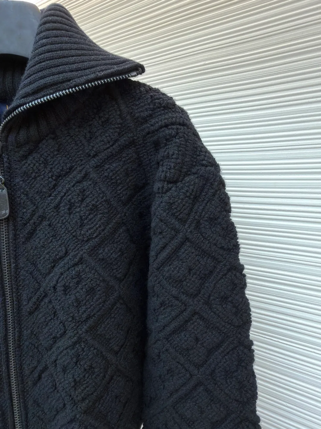 LOUIS VUITTON1V SKI ski series three-dimensional embossed full-print jacket [women's clothing] ●Original version: purchased and developed in 19942 ●Item number: 1681584-E40 ●Fabric: wool blended fabric ●Technology: embossed printing production ●Color: black ●Version: suitable version ●Weight: about 968 grams ●Size: S-M-L ●Description: Ski 🎿 series Customized cashmere wool yarn weaving, jacquard processing, showing a three-dimensional concave and convex shape, lapel jacket version, ready-to-wear zipper placket, narrowed by elastic pit thread wrapping, the overall look is advanced and casual, the whole body is embellished with four-leaf clover element jacquard, which collides with fashion tones, the stretch fabric is more tolerant, the overall line is straight and delicate, the fabric is comfortable and soft, the color is consistent and has no color difference. It can be matched with the same style to create a fashionable look and control various occasions. Customized accessories, complete three standards, the same style for men and women!